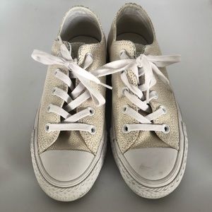 Converse stingray metallic white sneakers